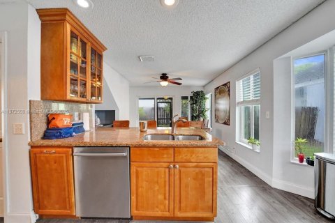 House in Davie, Florida 3 bedrooms, 155.05 sq.m. № 1922578 - photo 22