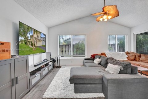 House in Davie, Florida 3 bedrooms, 155.05 sq.m. № 1922578 - photo 5