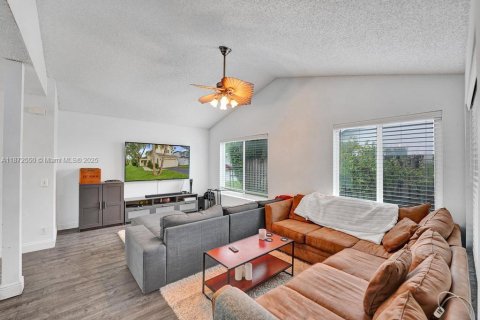 House in Davie, Florida 3 bedrooms, 155.05 sq.m. № 1922578 - photo 8