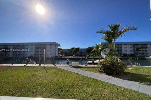 Condo in North Miami Beach, Florida, 2 bedrooms  № 2008560 - photo 15
