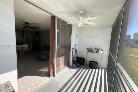Condo in North Miami Beach, Florida, 2 bedrooms  № 2008560 - photo 12