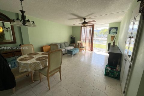 Condo in North Miami Beach, Florida, 2 bedrooms  № 2008560 - photo 6