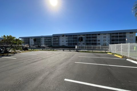 Condo in North Miami Beach, Florida, 2 bedrooms  № 2008560 - photo 16