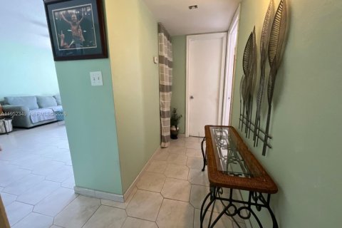 Condo in North Miami Beach, Florida, 2 bedrooms  № 2008560 - photo 4