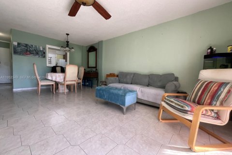 Condo in North Miami Beach, Florida, 2 bedrooms  № 2008560 - photo 7