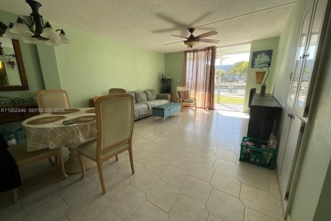 Condo in North Miami Beach, Florida, 2 bedrooms  № 2008560 - photo 5