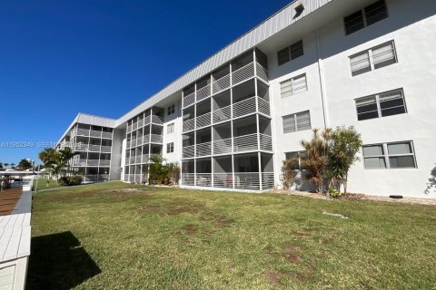 Condo in North Miami Beach, Florida, 2 bedrooms  № 2008560 - photo 2