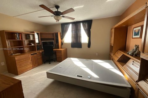 Condo in North Miami Beach, Florida, 2 bedrooms  № 2008560 - photo 18