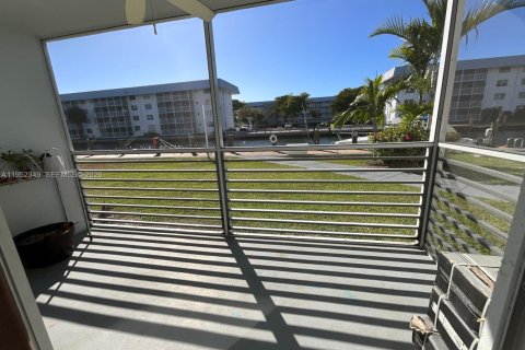 Condo in North Miami Beach, Florida, 2 bedrooms  № 2008560 - photo 13