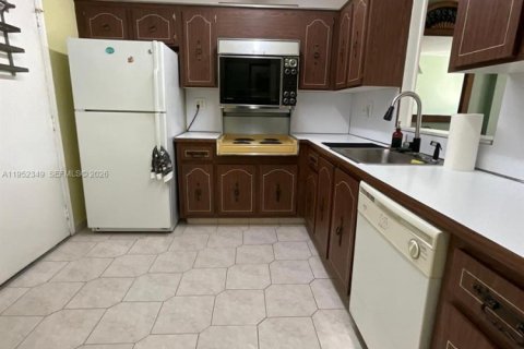 Condo in North Miami Beach, Florida, 2 bedrooms  № 2008560 - photo 9