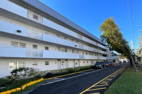 Condo in North Miami Beach, Florida, 2 bedrooms  № 2008560