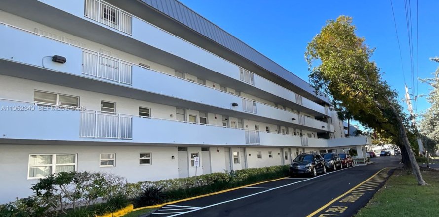 Condo in North Miami Beach, Florida, 2 bedrooms  № 2008560