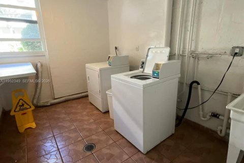 Condo in North Miami Beach, Florida, 2 bedrooms  № 2008560 - photo 10