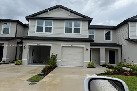 Townhouse in Fort Myers, Florida 3 bedrooms № 1994776 - photo 1