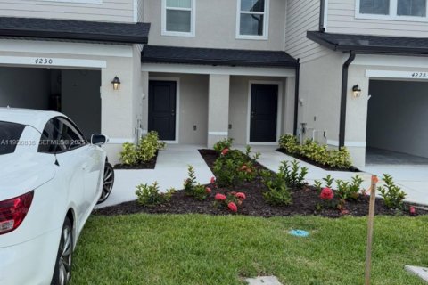 Townhouse in Fort Myers, Florida 3 bedrooms № 1994776 - photo 2