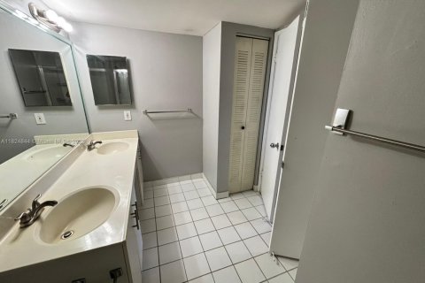Condo in Aventura, Florida, 1 bedroom  № 1938059 - photo 12