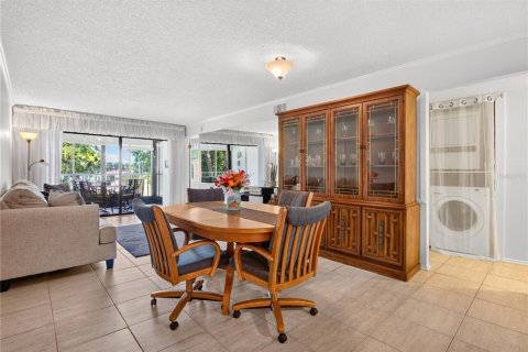 Condo in Orlando, Florida, 2 bedrooms № 2225050 - photo 6