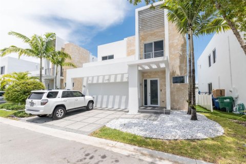 Villa ou maison à vendre à Doral, Floride: 4 chambres, 258.45 m2 № 1969342 - photo 3