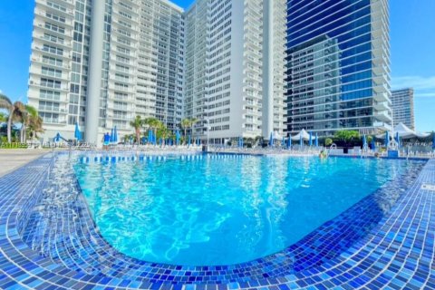 Купить кондоминиум в Халландейл-Бич, Флорида 2 спальни, 121.89м2, № 1703310 - фото 9