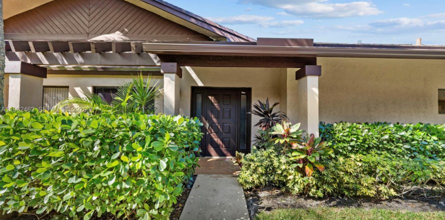 Кондоминиум с 2 спальнями в Коконат Крик, Флорида № 2025833