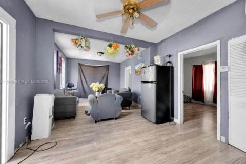 Casa en venta en Miami, Florida, 5 dormitorios, 190.91 m2 № 1748966 - foto 11