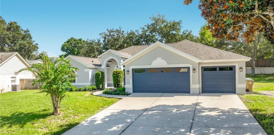 House in Clermont, Florida 4 bedrooms, 254.92 sq.m. № 2389050
