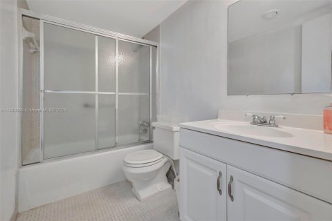 Condo in Lauderhill, Florida, 2 bedrooms  № 1861348 - photo 11