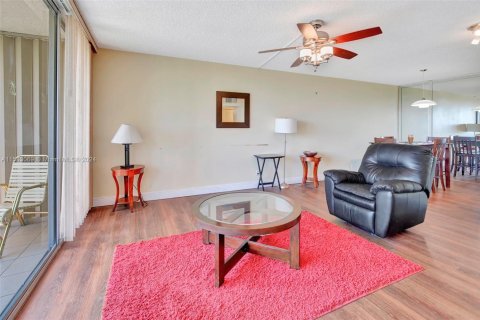 Condo in Lauderhill, Florida, 2 bedrooms  № 1861348 - photo 22