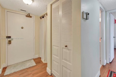 Condo in Lauderhill, Florida, 2 bedrooms  № 1861348 - photo 10
