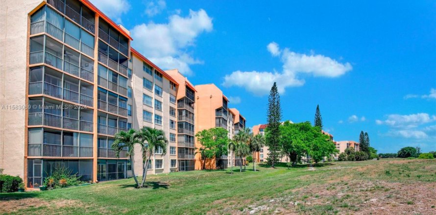 Condo in Lauderhill, Florida, 2 bedrooms № 1861348