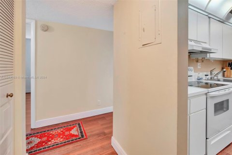 Condo in Lauderhill, Florida, 2 bedrooms  № 1861348 - photo 7