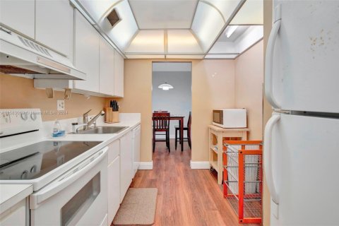 Condo in Lauderhill, Florida, 2 bedrooms  № 1861348 - photo 8