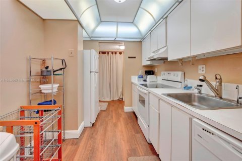 Condo in Lauderhill, Florida, 2 bedrooms  № 1861348 - photo 9