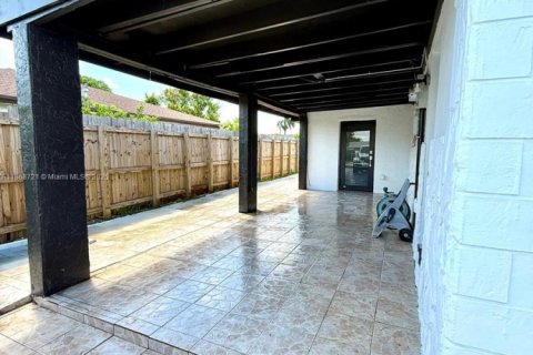 Casa en venta en Miami, Florida, 4 dormitorios, 157.93 m2 № 1888048 - foto 4