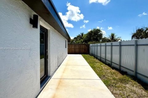 Casa en venta en Miami, Florida, 4 dormitorios, 157.93 m2 № 1888048 - foto 9