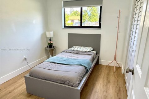 House in Miami, Florida 4 bedrooms, 157.93 sq.m. № 1888048 - photo 29