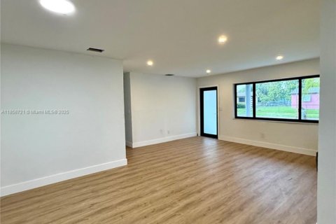 House in Miami, Florida 4 bedrooms, 157.93 sq.m. № 1888048 - photo 15