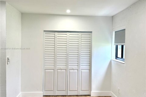 House in Miami, Florida 4 bedrooms, 157.93 sq.m. № 1888048 - photo 13