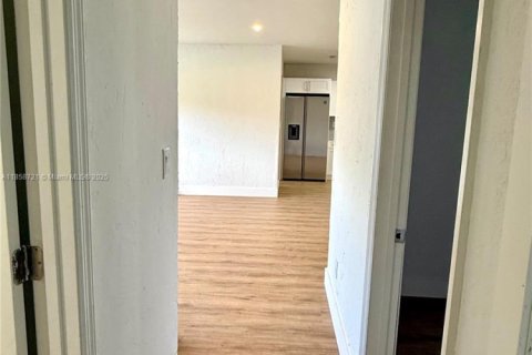 House in Miami, Florida 4 bedrooms, 157.93 sq.m. № 1888048 - photo 18