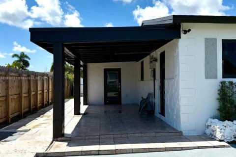 Casa en venta en Miami, Florida, 4 dormitorios, 157.93 m2 № 1888048 - foto 3