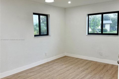 House in Miami, Florida 4 bedrooms, 157.93 sq.m. № 1888048 - photo 11