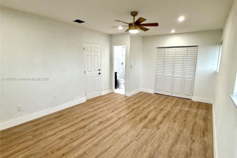 House in Miami, Florida 4 bedrooms, 157.93 sq.m. № 1888048 - photo 12