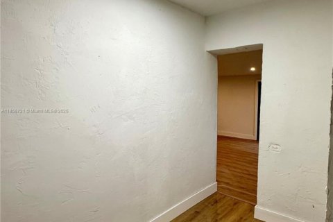 House in Miami, Florida 4 bedrooms, 157.93 sq.m. № 1888048 - photo 20