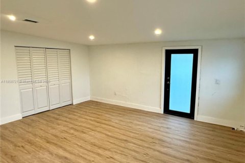 House in Miami, Florida 4 bedrooms, 157.93 sq.m. № 1888048 - photo 19
