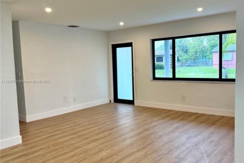 House in Miami, Florida 4 bedrooms, 157.93 sq.m. № 1888048 - photo 14