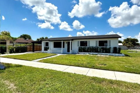 Casa en venta en Miami, Florida, 4 dormitorios, 157.93 m2 № 1888048 - foto 1