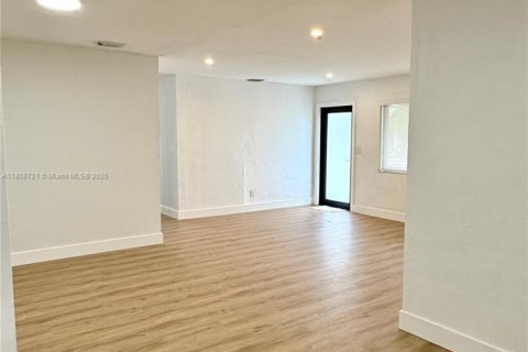 House in Miami, Florida 4 bedrooms, 157.93 sq.m. № 1888048 - photo 10