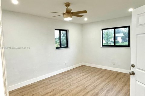 House in Miami, Florida 4 bedrooms, 157.93 sq.m. № 1888048 - photo 17