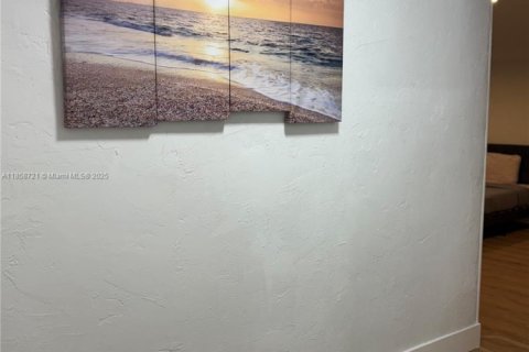 House in Miami, Florida 4 bedrooms, 157.93 sq.m. № 1888048 - photo 30