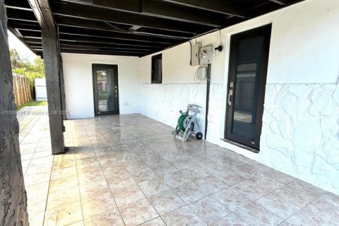 Casa en venta en Miami, Florida, 4 dormitorios, 157.93 m2 № 1888048 - foto 5